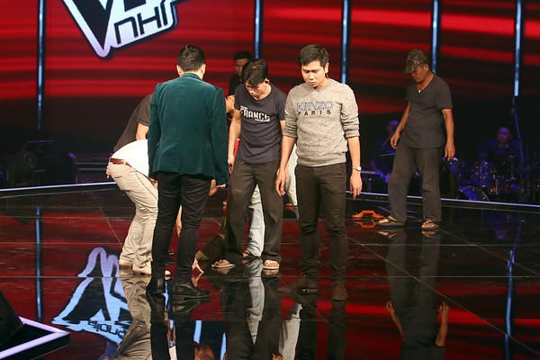 Sân khấu Giọng hát Việt nhí bất ngờ bị sập khi đang lên sóng trực tiếp