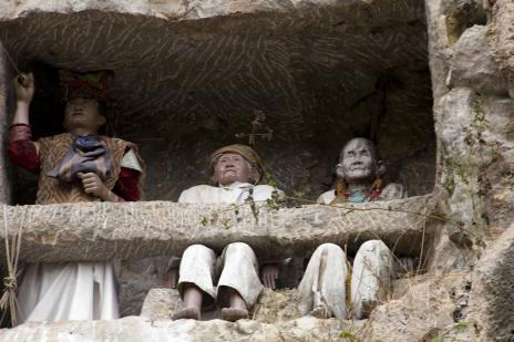 Lễ tang kỳ lạ nhất thế giới của bộ lạc cổ ở Indonesia