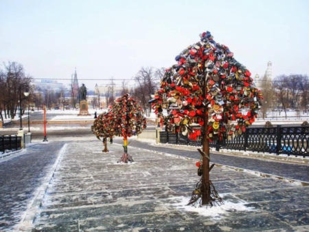 Những địa điểm treo ổ khoá tình yêu nổi tiếng trên thế giới