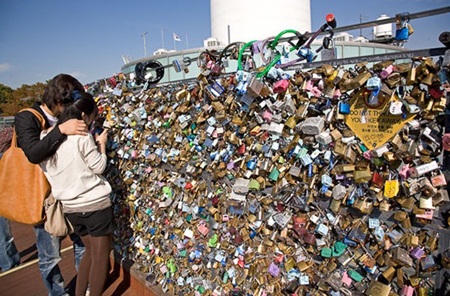 Những địa điểm treo ổ khoá tình yêu nổi tiếng trên thế giới