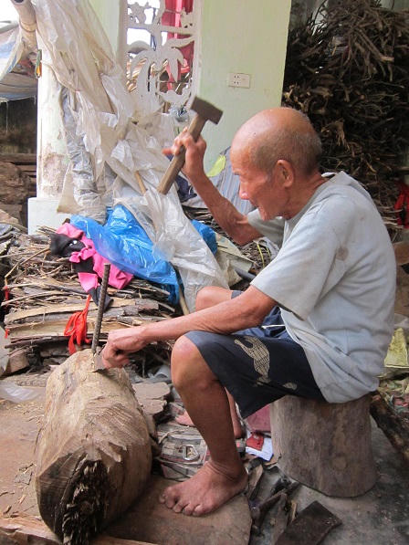 Cụ ông dẻo dai, gần 90 tuổi vẫn trèo cây, chặt củi