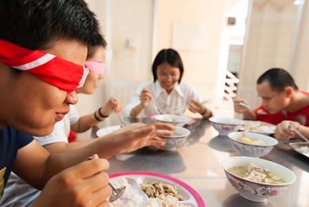 Người trẻ sống thử một ngày hoàn toàn “nhắm mắt“