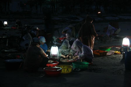 Những người đàn bà gánh nước biển Đông nuôi cả gia đình