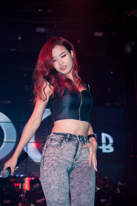 Cuộc đua “đường cong” trong showbiz Việt