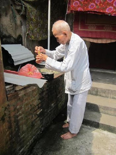 Cụ ông 96 tuổi chỉ mơ mỗi bữa ăn có chút dầu mỡ