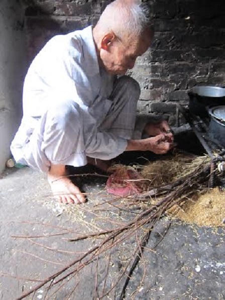 Cụ ông 96 tuổi chỉ mơ mỗi bữa ăn có chút dầu mỡ