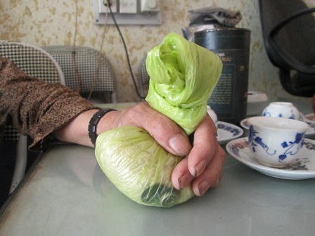 Mẹ chồng nghèo nơm nớp lo con dâu lấy gạo nấu cho… chó