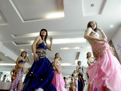 Khi giới trẻ hẹn hò múa bụng ban trưa