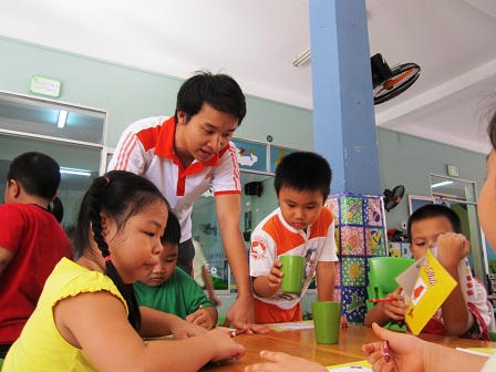 Chuyện “hậu trường” của hotboy giữ trẻ