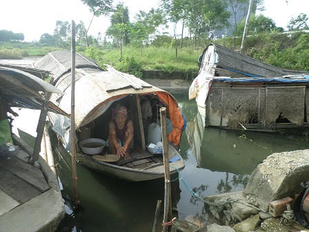 Cụ bà bị chồng “ném” ra đường vì tội... không sinh được con