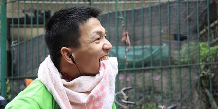 Chuyện chàng trai bại liệt đi xin tiền giúp trẻ bất hạnh