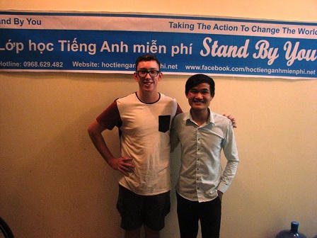 Chàng trai bán chong chóng mở lớp học tiếng Anh miễn phí