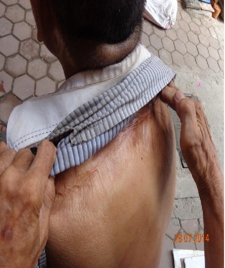 Cảm động cảnh cha điên lượm ve chai nuôi con