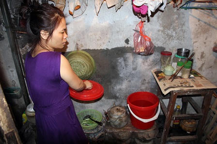 Giữ lòng Thủ đô, người dân lại tiếp tục chống chọi với nước đục ngầu, đóng cặn