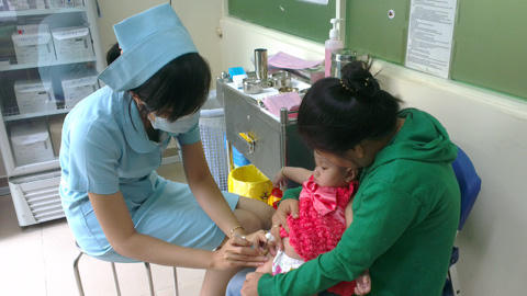 TP.HCM: Ôm con chạy khắp nơi “săn” vắc-xin dịch vụ