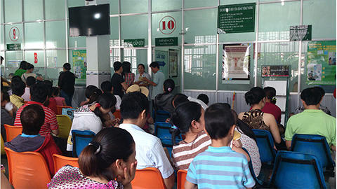 TP.HCM: Ôm con chạy khắp nơi “săn” vắc-xin dịch vụ