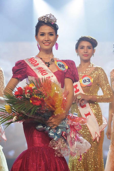 “Chồng khóc mếu” khi Phan Thị Mơ thành hoa hậu quý bà