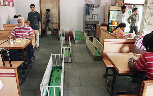 Nhà hàng nằm giữa những nấm mộ vẫn nườm nượp thực khách