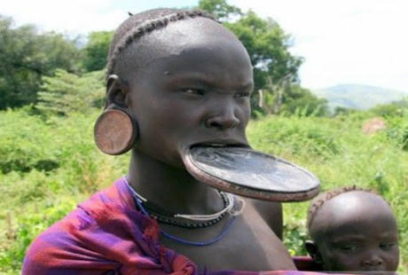 Kỳ quái tục lệ đeo đĩa môi ở bộ tộc châu Phi