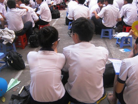 Choáng vì học sinh “diễn cảnh nóng” ở trường học