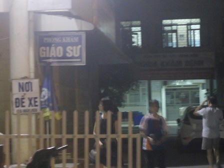 Giáo sư đông nghẹt “khách”,  bác sỹ… “ngáp ruồi”