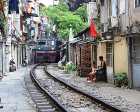 “Xóm đường tàu” giữa Thủ đô giỡn mặt tử thần