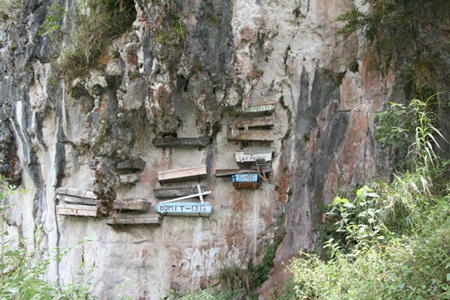 Sửng sốt với nghĩa địa cheo leo trên vách núi 