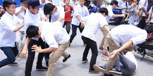 Truy sát, hiếp dâm vào… lớp học