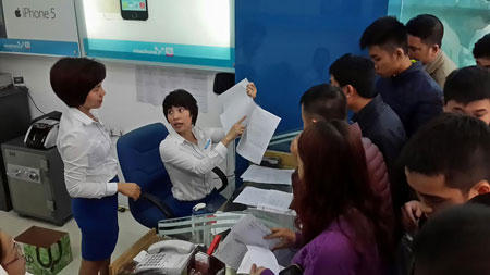 Xếp hàng từ 7h tối để chờ mua iPhone 6 chính hãng