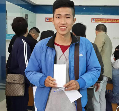 Xếp hàng từ 7h tối để chờ mua iPhone 6 chính hãng