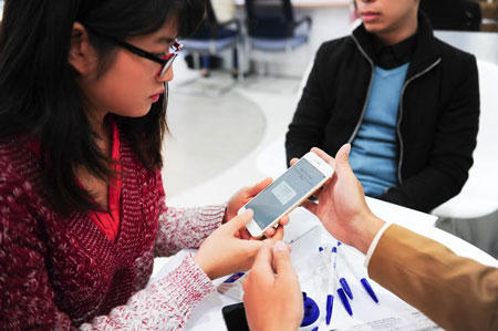 Xếp hàng từ 7h tối để chờ mua iPhone 6 chính hãng