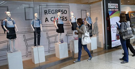 Ma - nơ - canh học sinh “bụng bầu” gây tranh cãi