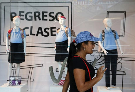 Ma - nơ - canh học sinh “bụng bầu” gây tranh cãi