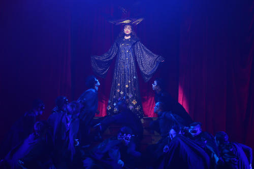 Hồ Ngọc Hà “kể lại” chuyện hôn nhân buồn trong liveshow