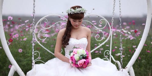 Trào lưu “nghịch” váy cưới làm “cô dâu solo”