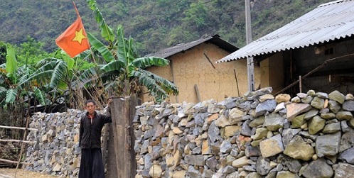 Những phận người vô hình bên hàng rào đá