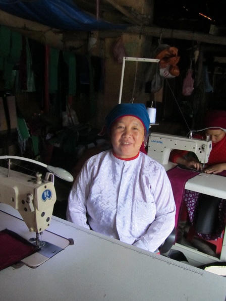 Những phận người vô hình bên hàng rào đá