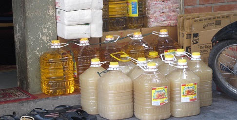 Kinh hoàng dầu bẩn bán rong