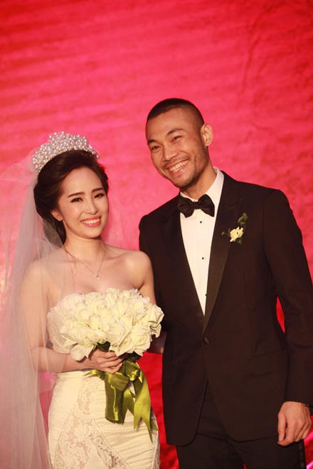 Quỳnh Nga - Doãn Tuấn hôn nhau đắm đuối trong tiệc cưới