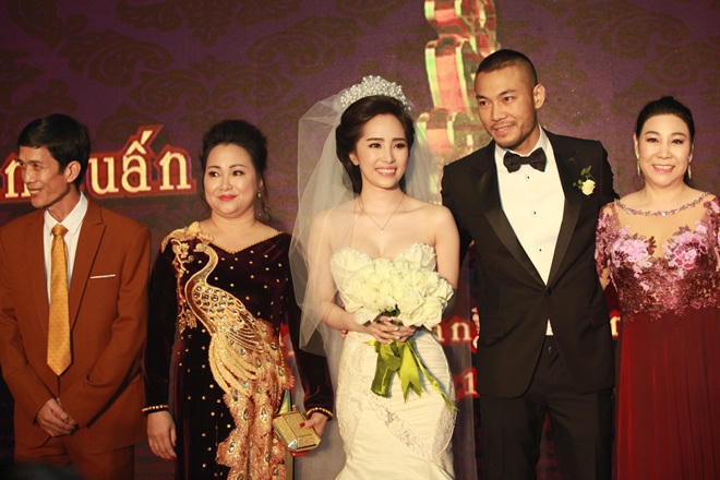 Quỳnh Nga - Doãn Tuấn hôn nhau đắm đuối trong tiệc cưới