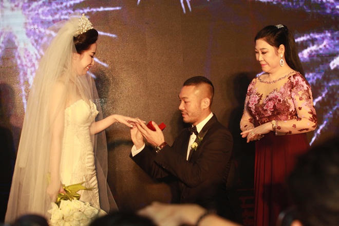 Quỳnh Nga - Doãn Tuấn hôn nhau đắm đuối trong tiệc cưới