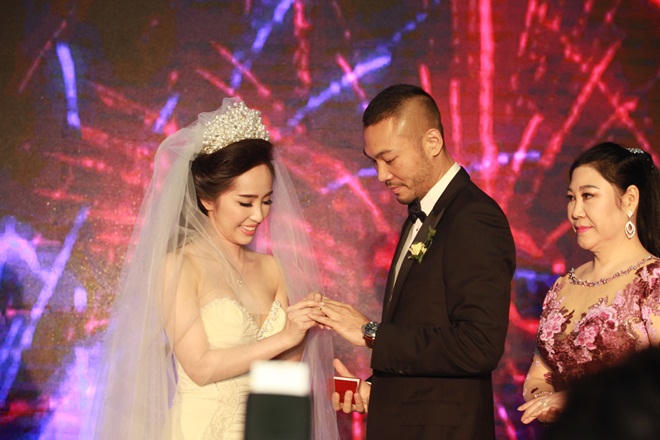 Quỳnh Nga - Doãn Tuấn hôn nhau đắm đuối trong tiệc cưới