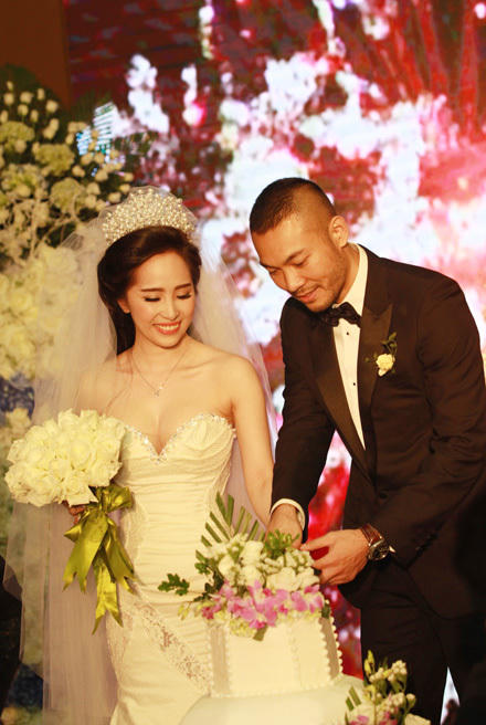 Quỳnh Nga - Doãn Tuấn hôn nhau đắm đuối trong tiệc cưới