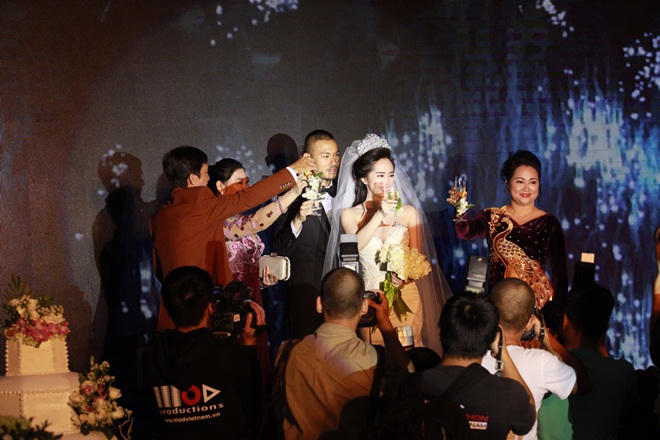 Quỳnh Nga - Doãn Tuấn hôn nhau đắm đuối trong tiệc cưới