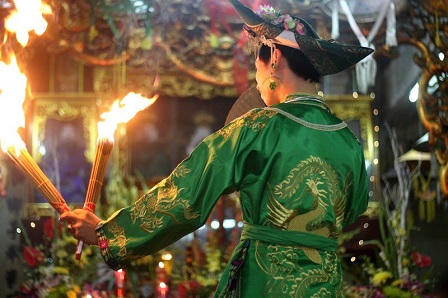 Lễ hầu đồng giống… vũ trường?!