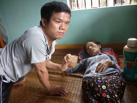 Xót xa cảnh con trai tật nguyền chăm mẹ ung thư
