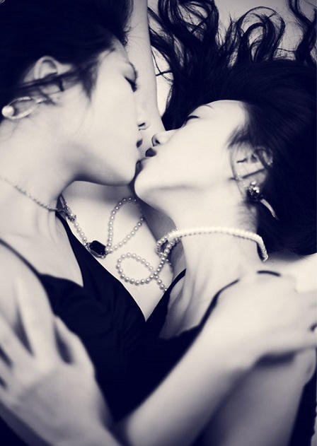 Bị bố mẹ bắt về quê vì lo đua đòi... đồng tính