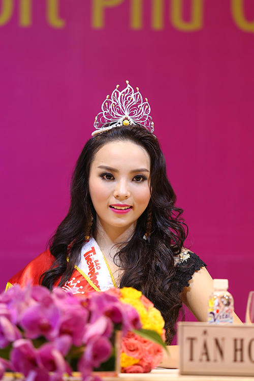 Thị phi quanh chiếc vương miện của Tân hoa hậu 2014