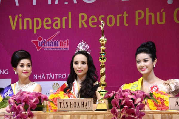 Thị phi quanh chiếc vương miện của Tân hoa hậu 2014