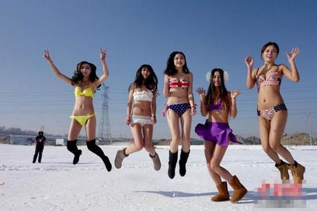 Trượt tuyết với trang phục... bikini